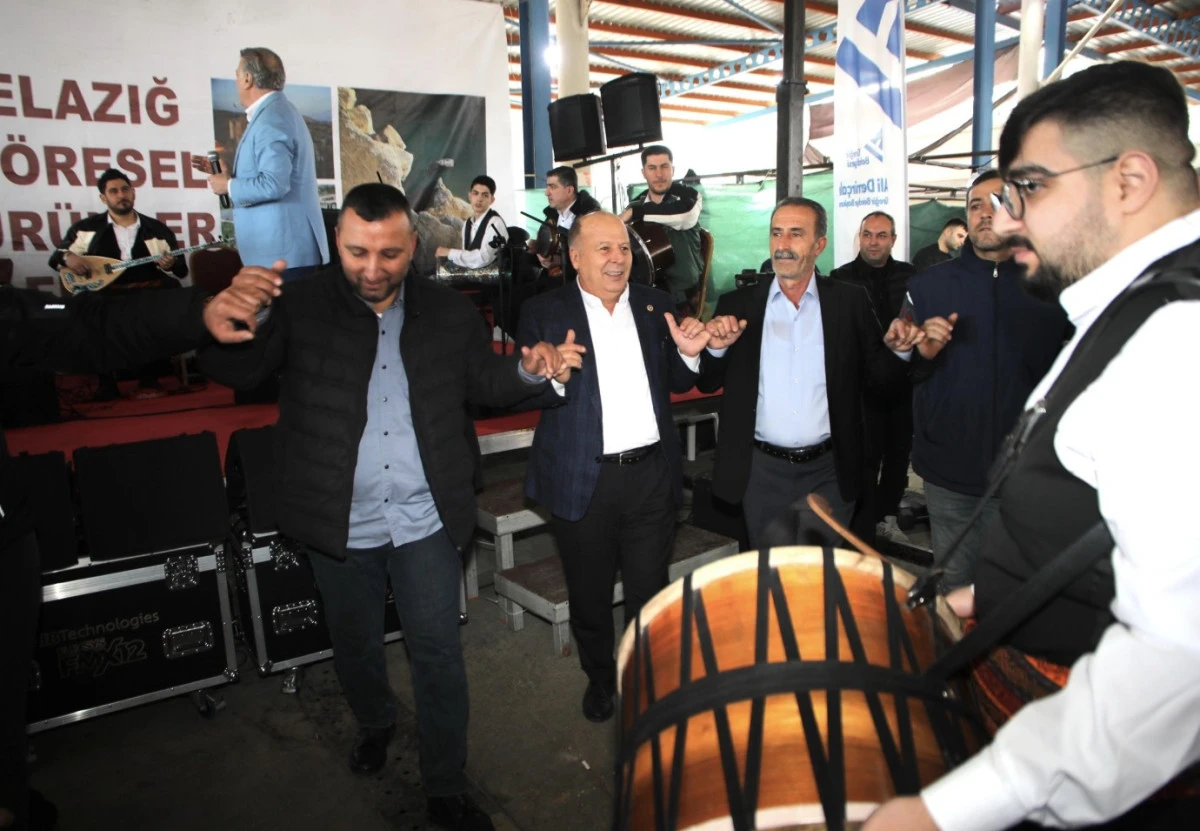 Ali Demir&ccedil;alı halaya durdu... Y&uuml;reğir'de Elazığ r&uuml;zgarı esti... 