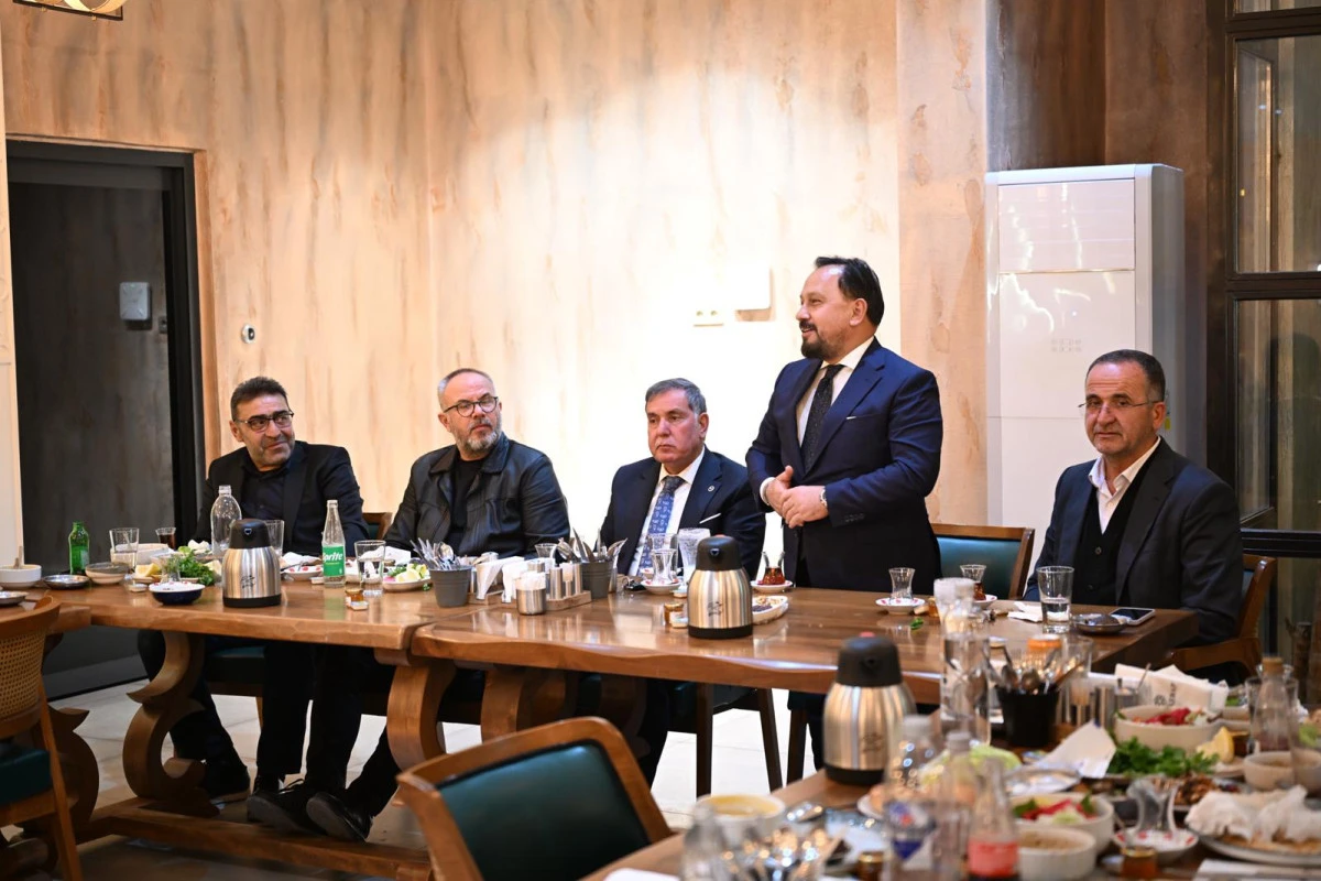 Bilal Uludağ'dan anlamlı iftar... Ge&ccedil;miş d&ouml;nem Belediye başkanlarını ağırladı.... 