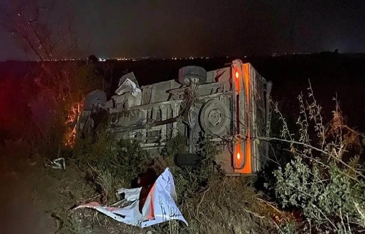 Burası Adana/ Ceyhan / Mercimek Kasabası... Kamyonet ile otomobil çarpıştı... Aynı aileden 3 kişi yaralı!