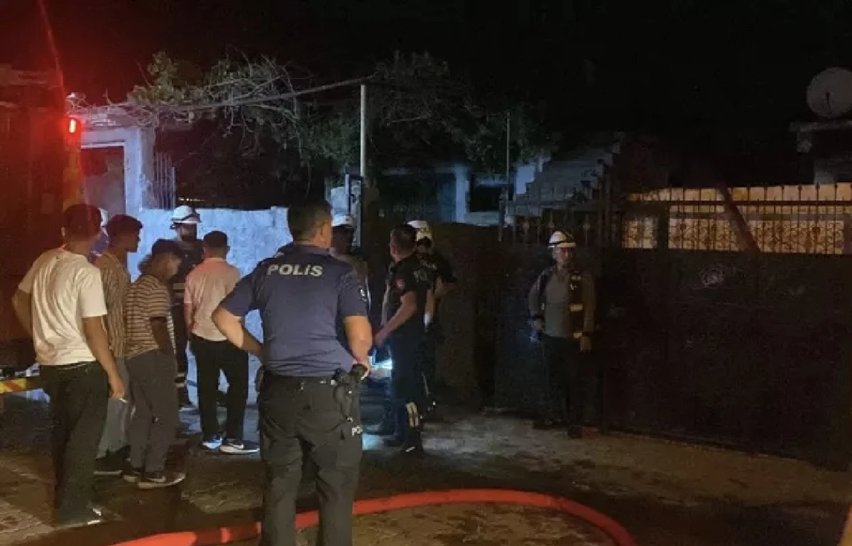 Burası Adana / Ceyhan... Uyuşturucu bağımlısı babasının evini yaktı... Yangın mahalleye sıçradı! 