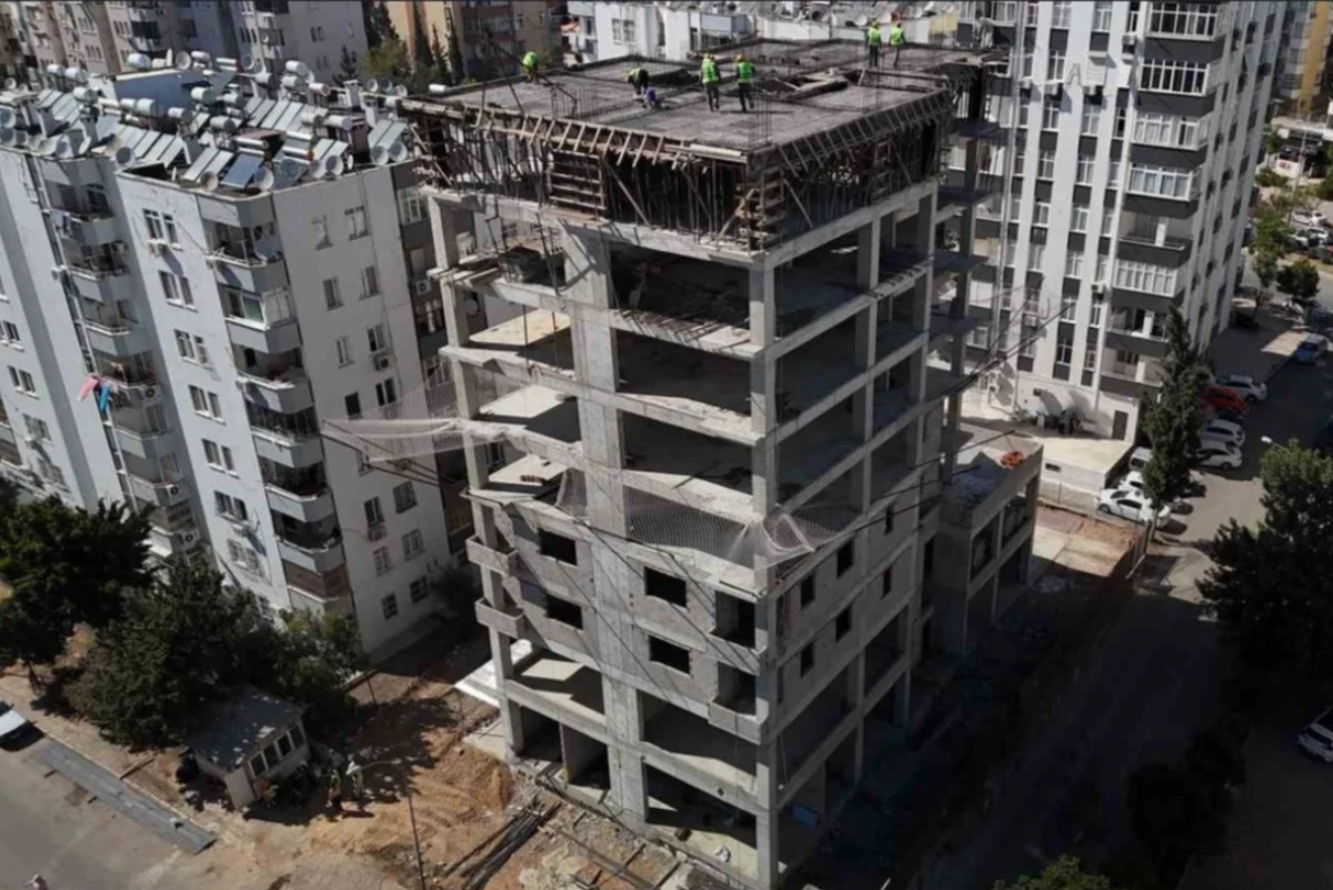 Burası Adana... Depremden zarar gören binalarda... YERİNDE DÖNÜŞÜM PROJESİ hızla devam ediyor