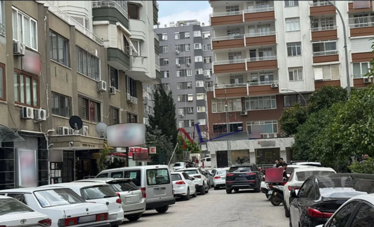 Burası Adana / Seyhan / Cemalpaşa Mahallesi... Çift yönlü araç parkı Trafiği felç ediyor! 
