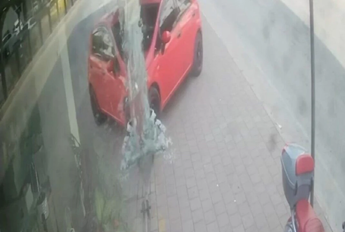 Burası Adana Seyhan Sümer Mahallesi... Kontrolü kaybeden araç mağazaya daldı! 