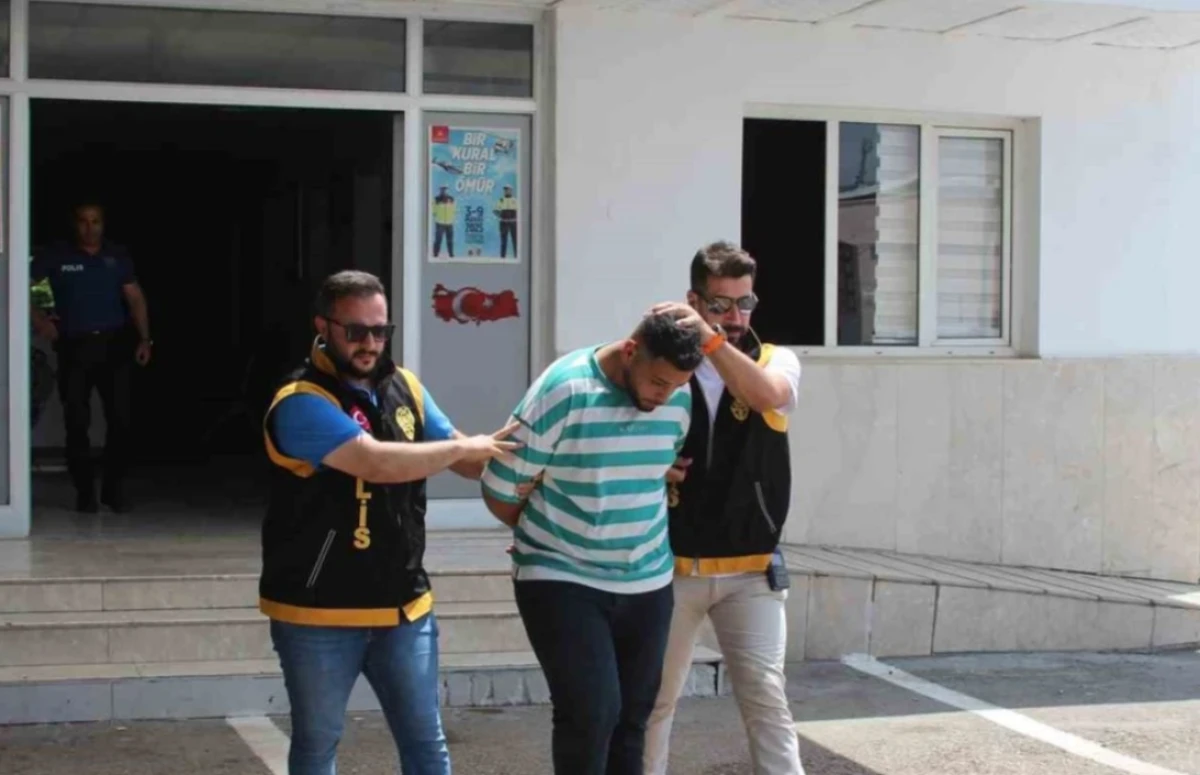 Burası Adana/ Yüreğir / Akıncılar mahallesi... Komşularından gıcık alan adam 7 aracın lastiklerini kesti! 