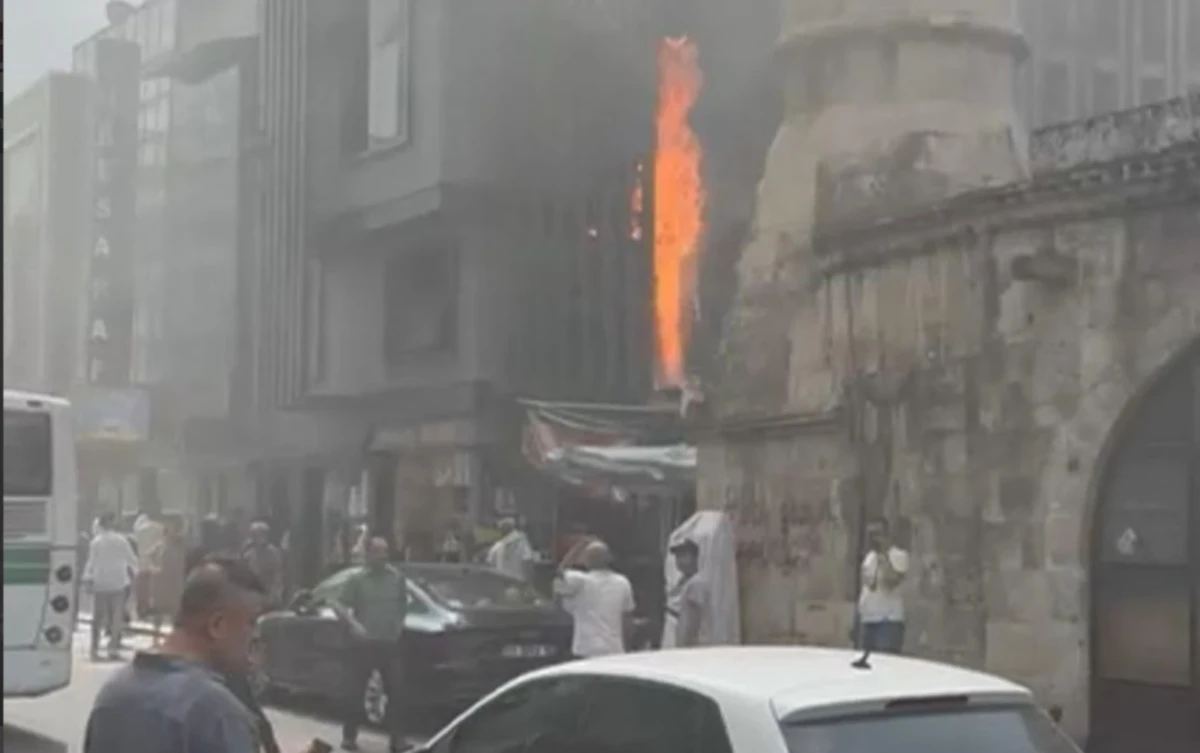 Son dakika... Adana Seyhan Abidinpaşa Caddesinde korkutan yangın! 