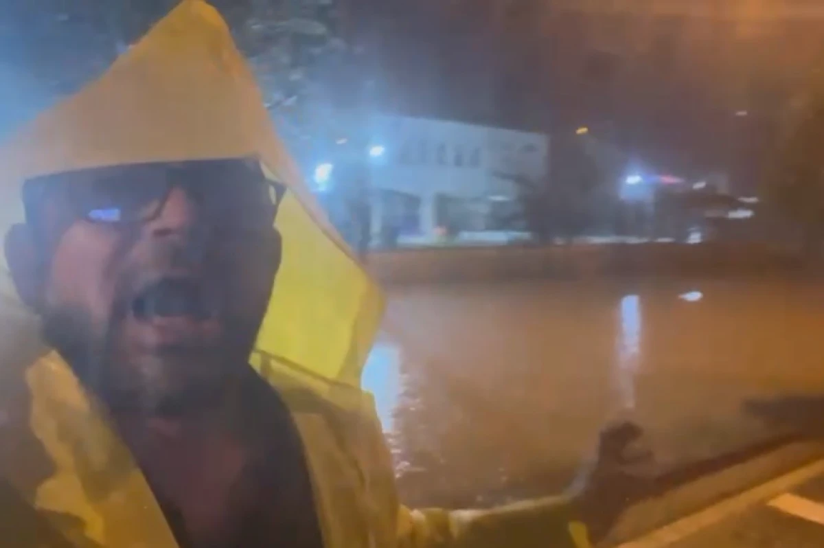 Yer Adana / Belediye Evleri Mahallesi... Muhtar &ccedil;ıldırdı! Yağmurdan dolayı demediğini bırakmadı! 