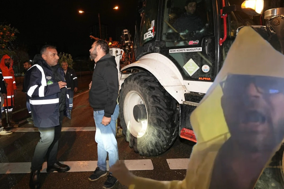 Yer : Adana / Belediyeevleri Mh.... Muhtar Canlı yayında Beddua etti... ASKİ ekipleri nihayet geldi!