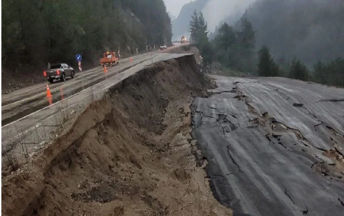Yer : Adana / Feke... Aşırı yağışlar helikopter pistini &ccedil;&ouml;kertti! 