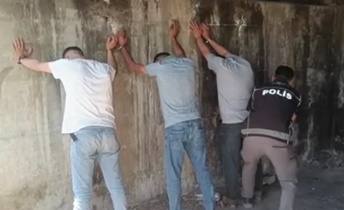 Yer : ADANA İL EMNİYET NARKOTİK MÜDÜRLÜĞÜ... Metruk binalarda geniş çaplı aramalar!