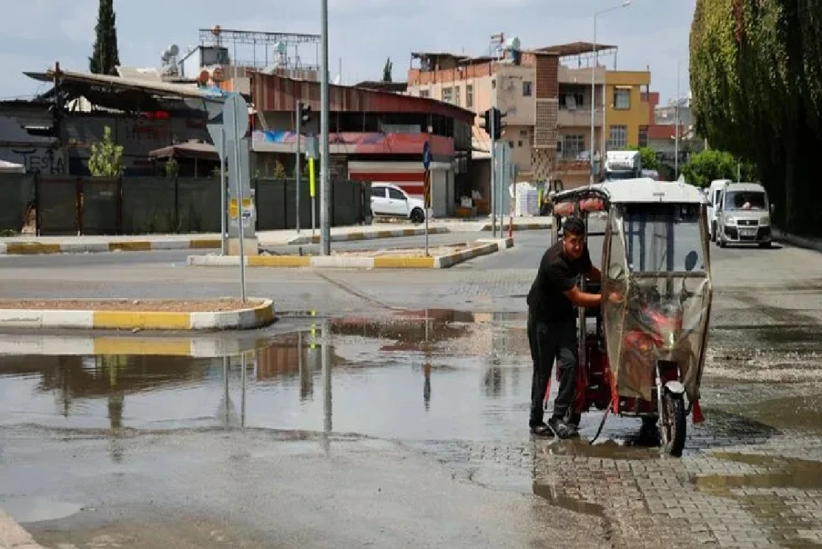 Yer Adana / Seyhan / Saydam Caddesi... ASKİ İçme suyu borusu patladı... Cadde sular altında kaldı! 