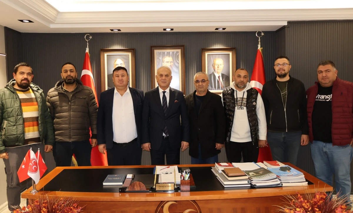 Yer : MHP Adana İl Başkanlığı... Yusuf Kanlı'dan Taksici esnafına b&uuml;y&uuml;k destek... 
